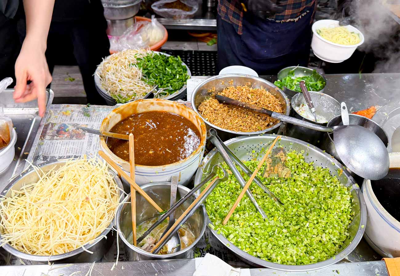 【天母美食】士東市場137號天母米粉湯菜單必點黑白切，士林區早午餐推薦 @冰淇淋貓的軟爛生活