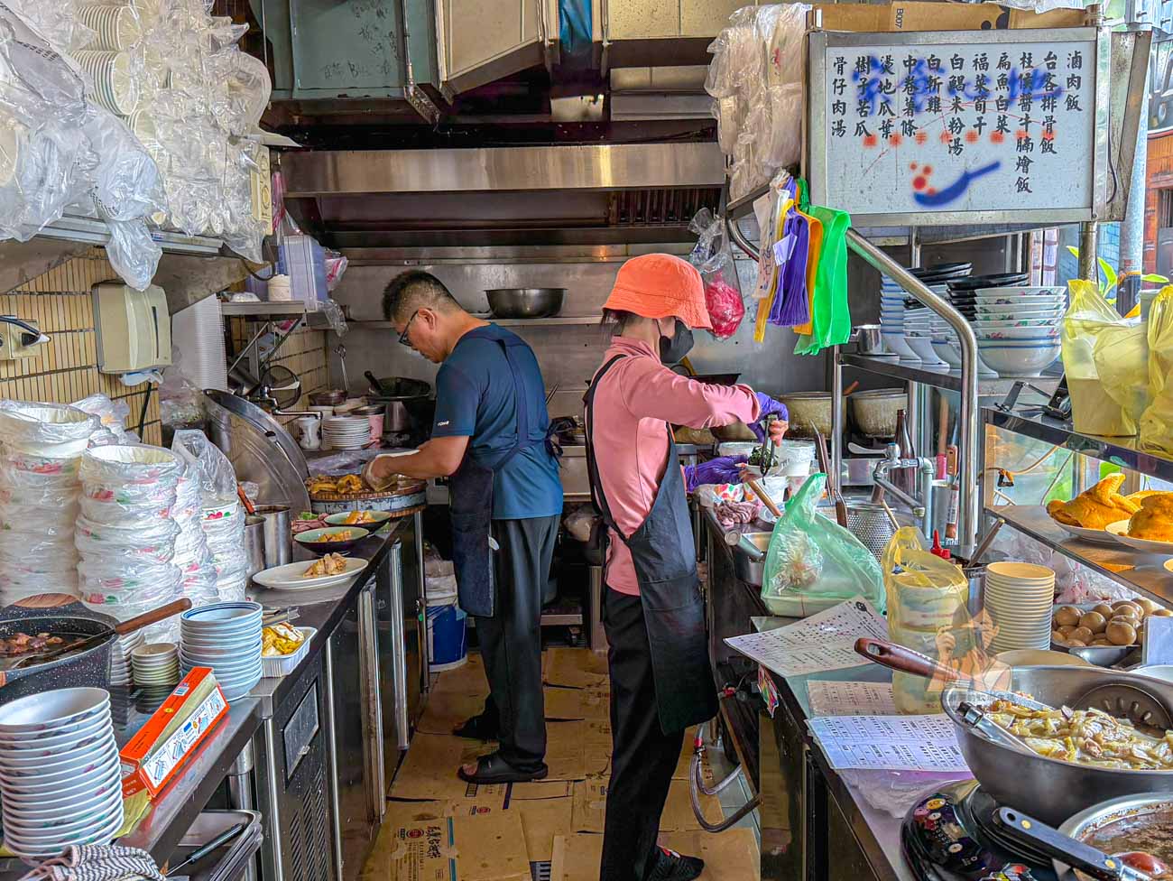 【新莊美食】家食心地｜捷運幸福站必吃芋頭米粉湯、滷豬腳（菜單價格） @冰淇淋貓的軟爛生活