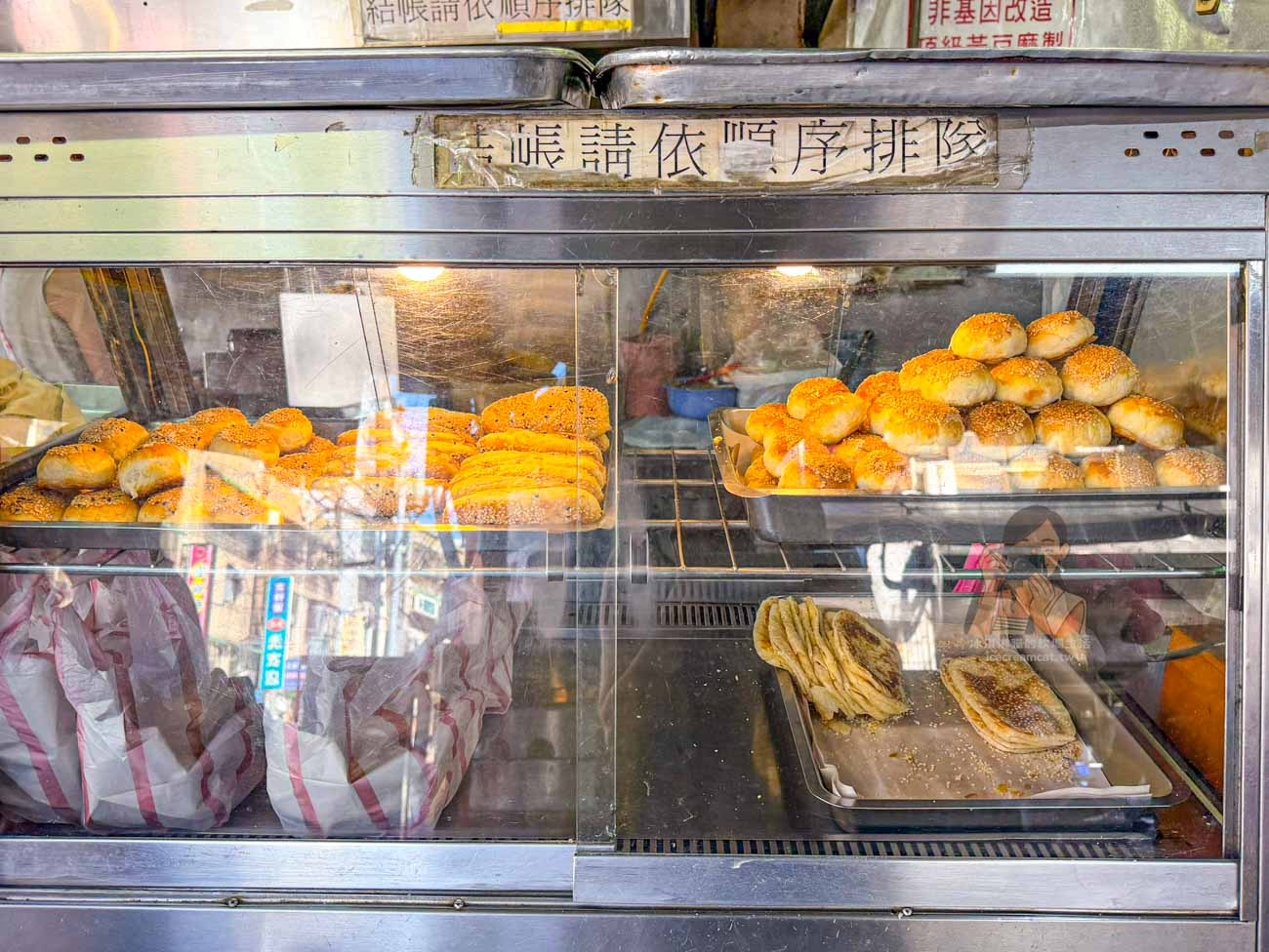 【中和美食】南山路永和豆漿，早餐必吃蔥燒餅(胡椒餅)夾蔥蛋加豆漿（菜單） @冰淇淋貓的軟爛生活