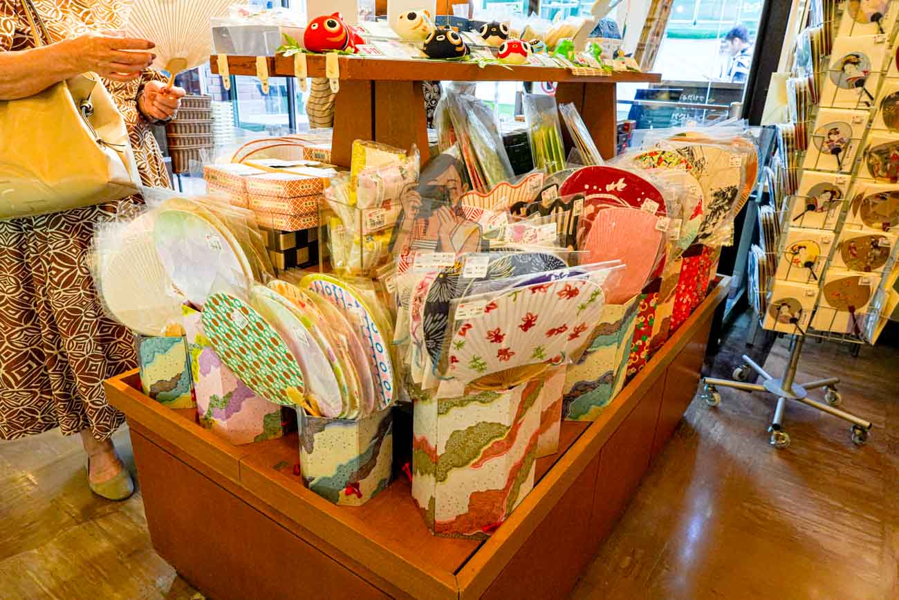 鳩居堂東京銀座本店｜360年老字號文具店，必買線香、和紙明信片與書法用品 @冰淇淋貓的軟爛生活