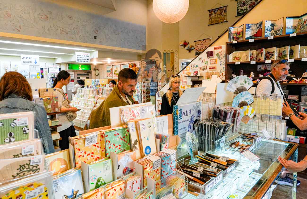 鳩居堂東京銀座本店｜360年老字號文具店，必買線香、和紙明信片與書法用品 @冰淇淋貓的軟爛生活