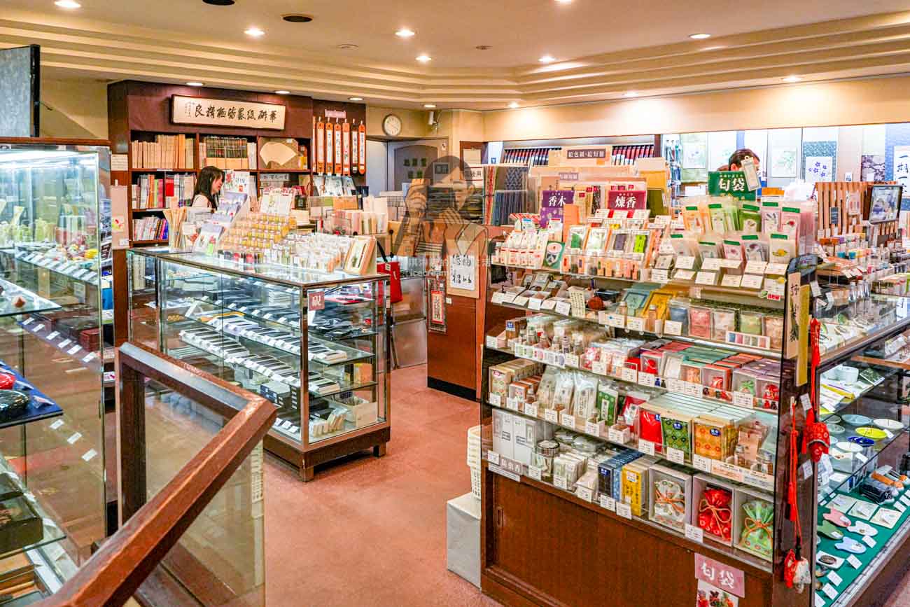 鳩居堂東京銀座本店｜360年老字號文具店，必買線香、和紙明信片與書法用品 @冰淇淋貓的軟爛生活