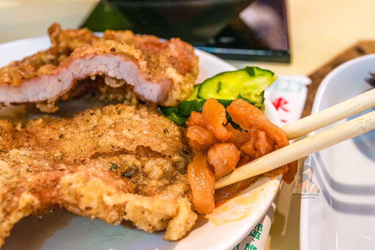 【台北西門町美食】東一排骨總店 50年老字號排骨飯，復古歌廳風、菜單價格 @冰淇淋貓的軟爛生活
