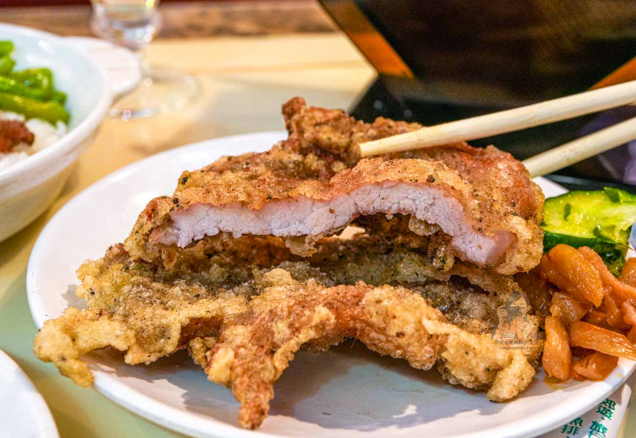 【台北西門町美食】東一排骨總店 50年老字號排骨飯，復古歌廳風、菜單價格 @冰淇淋貓的軟爛生活