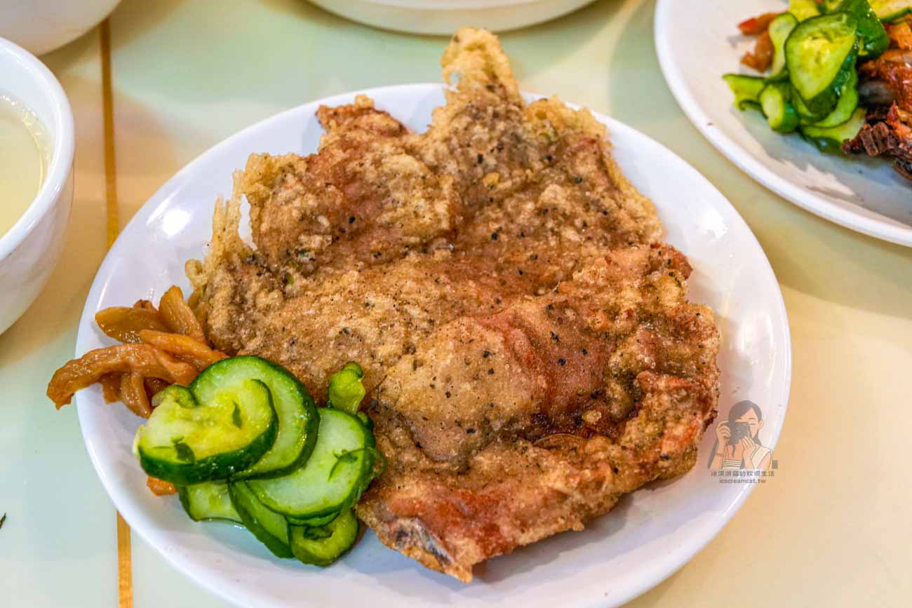 【台北西門町美食】東一排骨總店 50年老字號排骨飯，復古歌廳風、菜單價格 @冰淇淋貓的軟爛生活