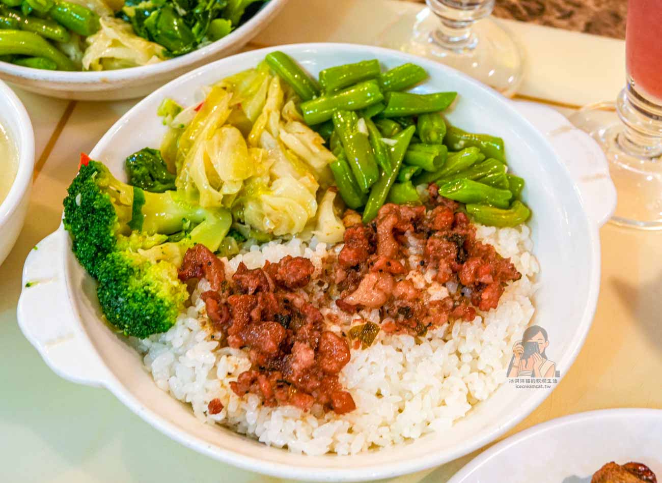 【台北西門町美食】東一排骨總店 50年老字號排骨飯，復古歌廳風、菜單價格 @冰淇淋貓的軟爛生活