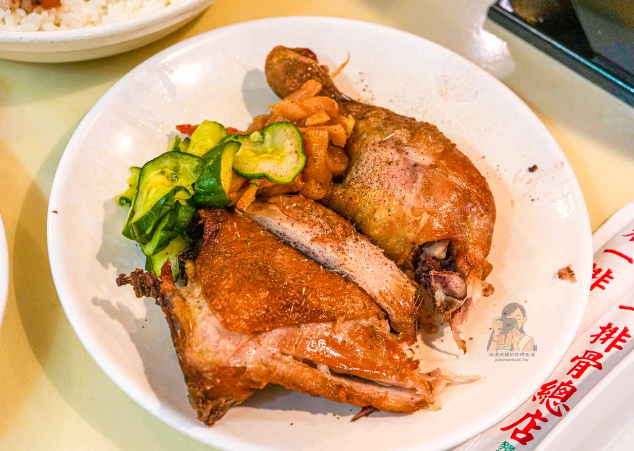 【台北西門町美食】東一排骨總店 50年老字號排骨飯，復古歌廳風、菜單價格 @冰淇淋貓的軟爛生活