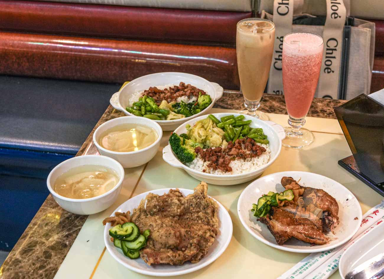 【台北西門町美食】東一排骨總店 50年老字號排骨飯，復古歌廳風、菜單價格 @冰淇淋貓的軟爛生活
