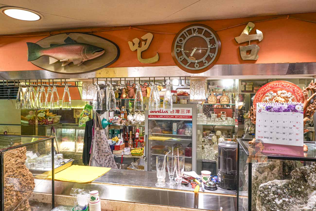 【台北西門町美食】東一排骨總店 50年老字號排骨飯，復古歌廳風、菜單價格 @冰淇淋貓的軟爛生活