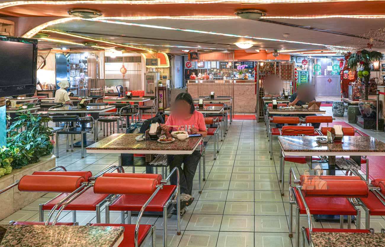 【台北西門町美食】東一排骨總店 50年老字號排骨飯，復古歌廳風、菜單價格 @冰淇淋貓的軟爛生活