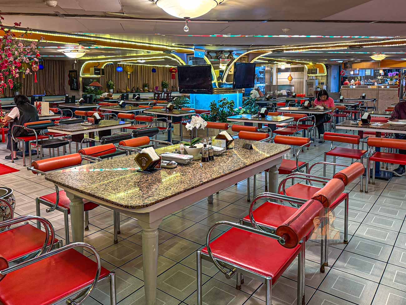 【台北西門町美食】東一排骨總店 50年老字號排骨飯，復古歌廳風、菜單價格 @冰淇淋貓的軟爛生活