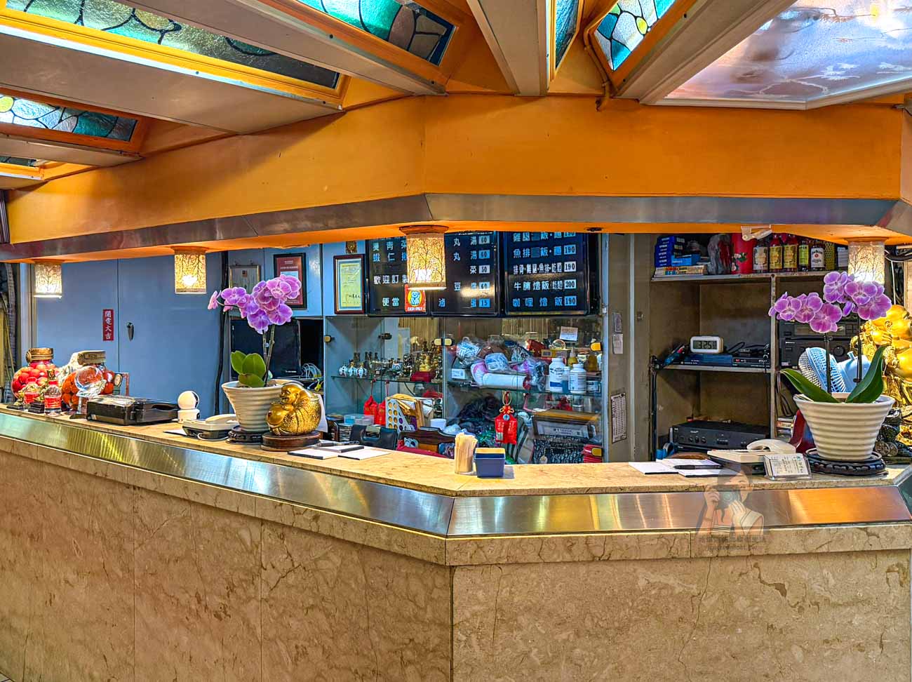 【台北西門町美食】東一排骨總店 50年老字號排骨飯，復古歌廳風、菜單價格 @冰淇淋貓的軟爛生活