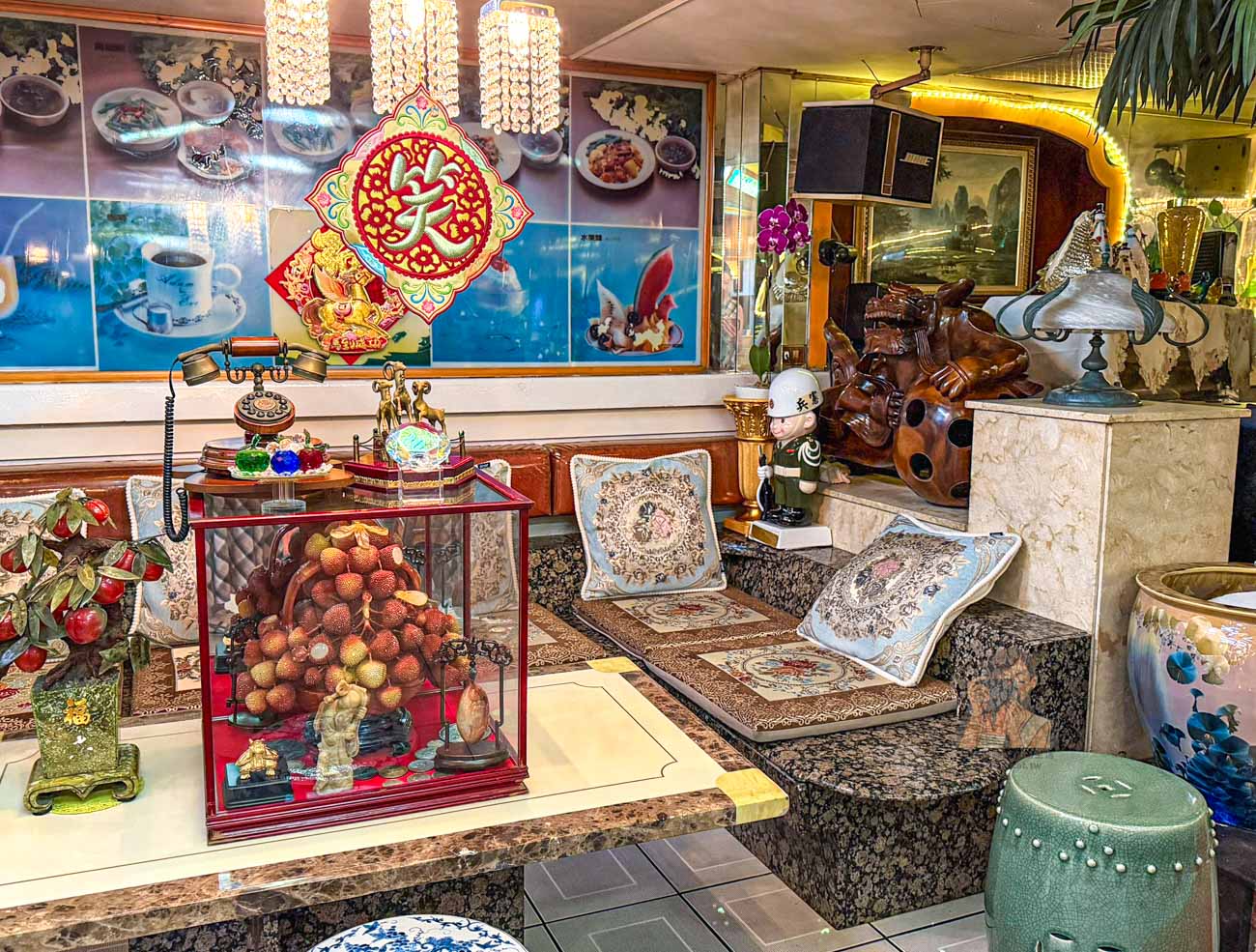 【台北西門町美食】東一排骨總店 50年老字號排骨飯，復古歌廳風、菜單價格 @冰淇淋貓的軟爛生活