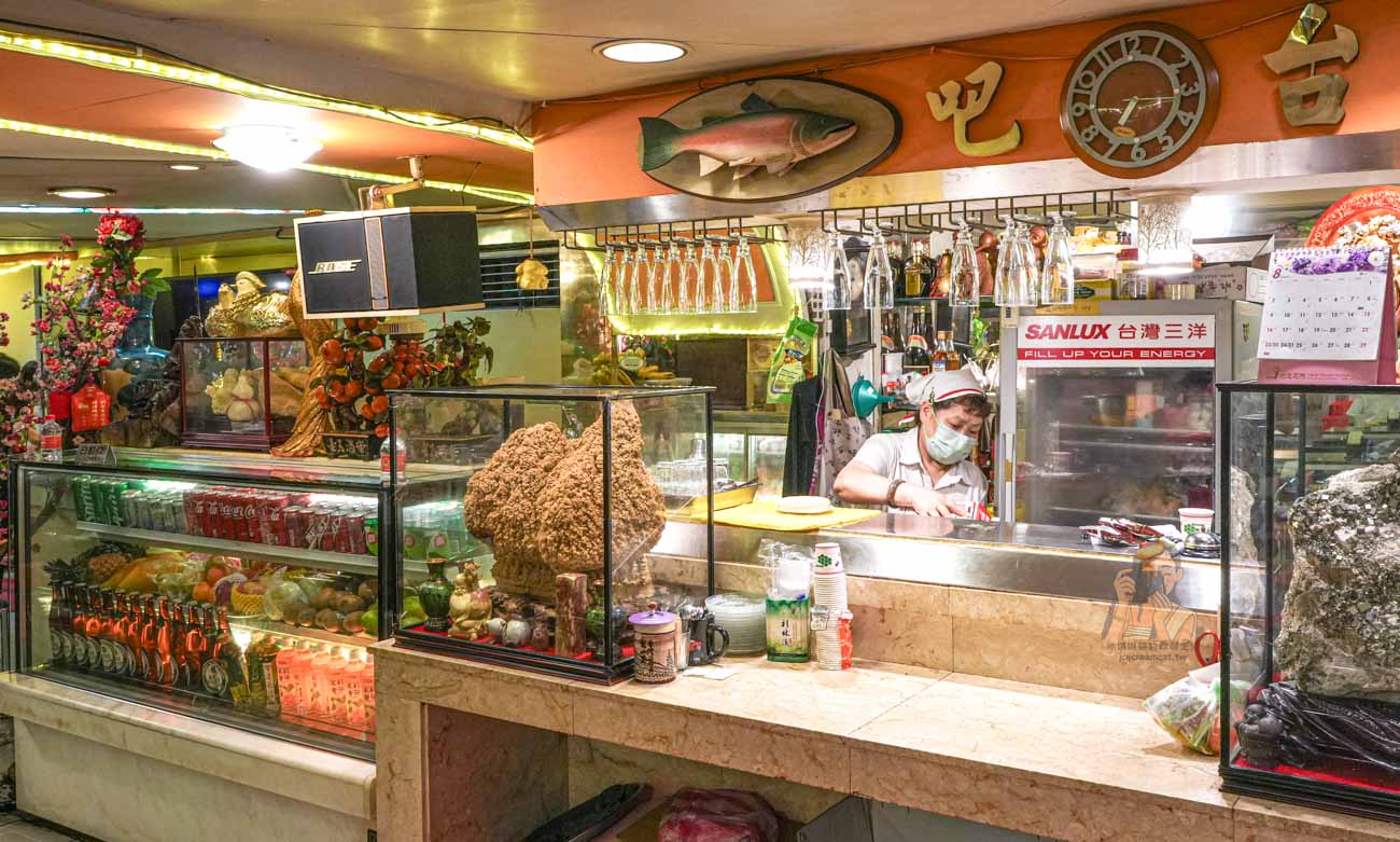 【台北西門町美食】東一排骨總店 50年老字號排骨飯，復古歌廳風、菜單價格 @冰淇淋貓的軟爛生活