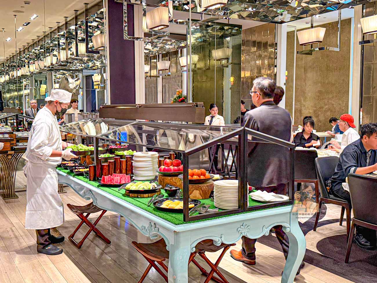 文華Caf&eacute;吃到飽｜台北文華東方帝王蟹、雅閣燒臘無限享用，平假日菜單價格與訂位技巧 @冰淇淋貓的軟爛生活