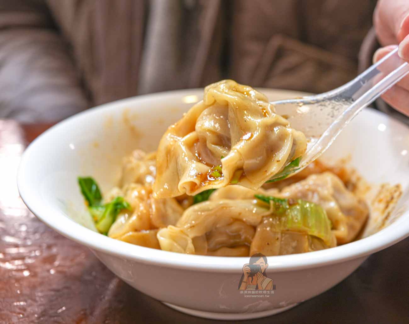 【忠孝復興美食】燒喔！抄手麵食館號稱平價版鼎泰豐！菜單必點排骨蛋炒飯 @冰淇淋貓的軟爛生活