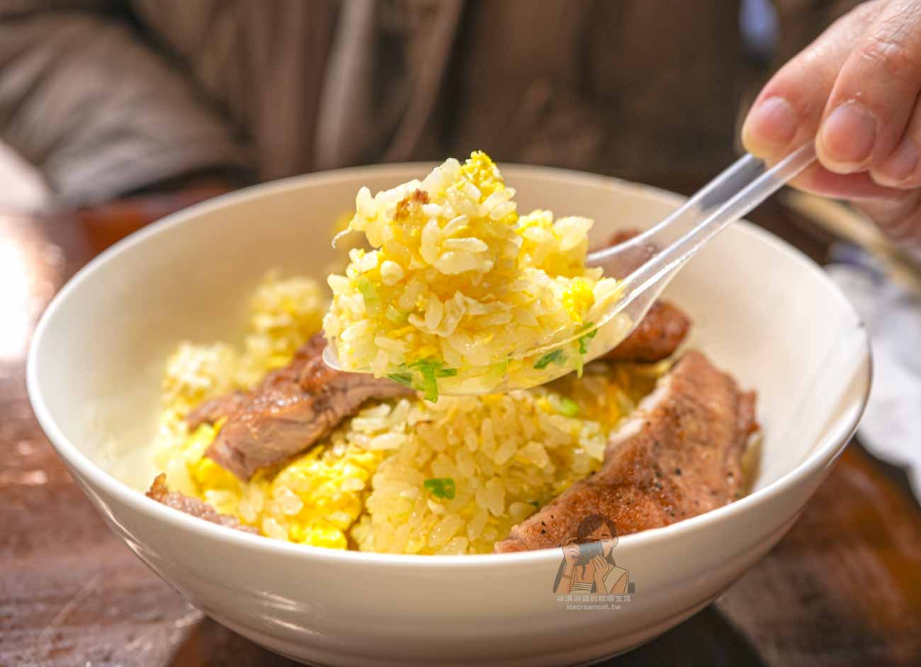 【忠孝復興美食】燒喔！抄手麵食館號稱平價版鼎泰豐！菜單必點排骨蛋炒飯 @冰淇淋貓的軟爛生活
